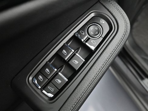 Used 2025 Porsche Macan image 19