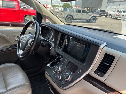 Used 2016 Toyota Sienna L image 14