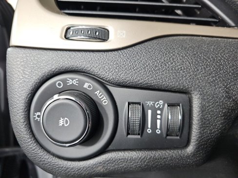 Used 2017 Jeep Cherokee Latitude w/ Cold Weather Group image 17