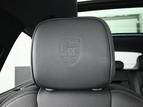 Certified 2025 Porsche Macan image 18