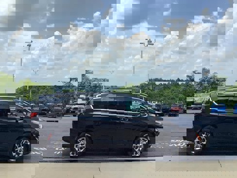 Used 2022 Chrysler Pacifica Touring-L image 5