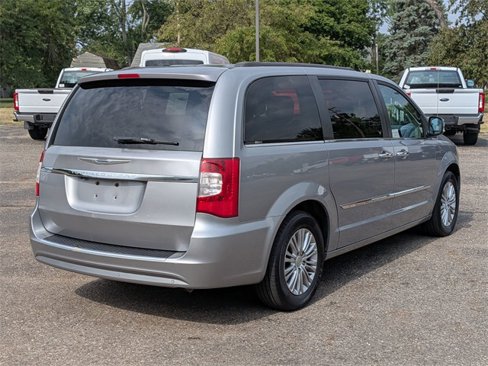Used 2015 Chrysler Town & Country Touring-L w/ Driver Convenience Group image 5