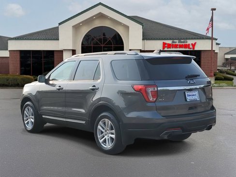 Used 2018 Ford Explorer XLT image 3