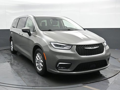 Used 2023 Chrysler Pacifica Touring-L image 8