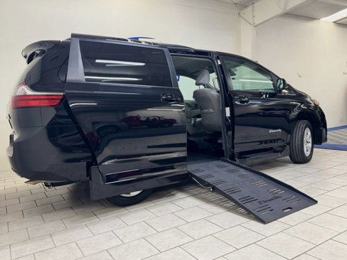 Used 2020 Toyota Sienna LE image 2