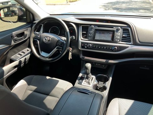Used 2019 Toyota Highlander LE w/ Phone Cable & Charge Package image 33