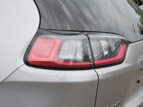 Used 2019 Jeep Cherokee Trailhawk w/ Cold Weather Group image 17