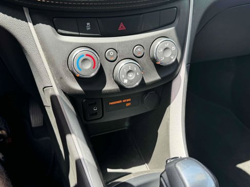 Used 2022 Chevrolet Trax LT w/ LT Convenience Package image 28