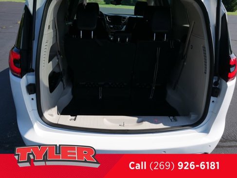 Used 2023 Chrysler Pacifica Touring-L image 19