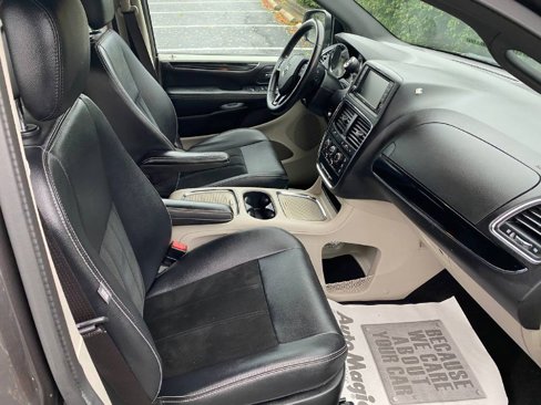 Used 2017 Dodge Grand Caravan SXT image 6