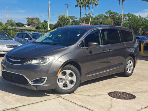 Used 2017 Chrysler Pacifica Touring-L Plus w/ Advanced Safetytec Group image 3