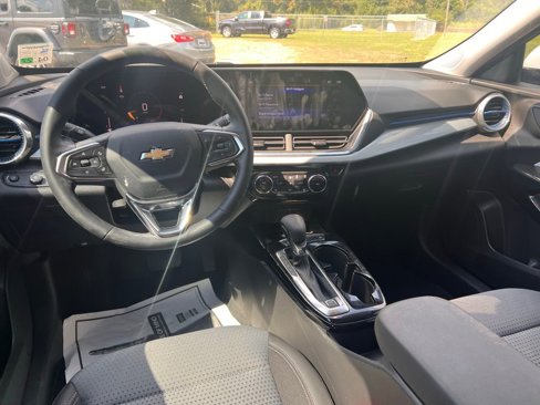 Used 2025 Chevrolet Trax LT w/ Sunroof Package image 10