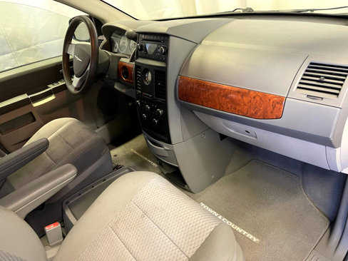 Used 2008 Chrysler Town & Country LX image 13