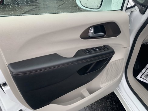 Used 2018 Chrysler Pacifica Touring Plus w/ Tire & Wheel Group image 13