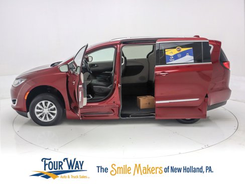 Used 2018 Chrysler Pacifica Touring-L image 9