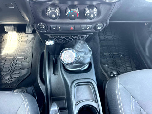 Used 2016 Jeep Wrangler Unlimited Sahara w/ Connectivity Group image 17