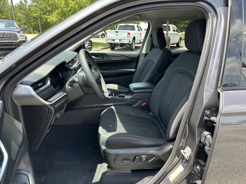 Used 2023 Jeep Grand Cherokee L Laredo image 9