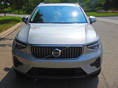 Used 2025 Volvo XC40 B5 Plus image 7