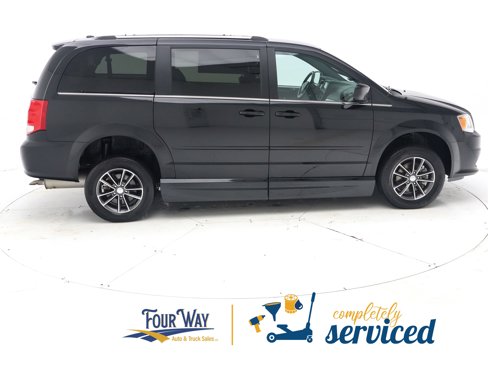 Used 2017 Dodge Grand Caravan SXT image 4