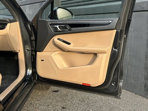 Certified 2025 Porsche Macan image 15