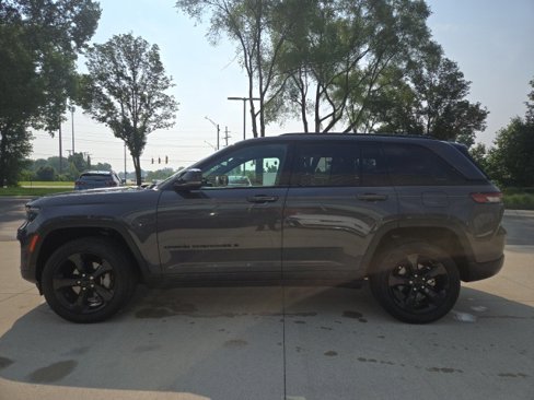Used 2024 Jeep Grand Cherokee Limited w/ Black Appearance Package image 4