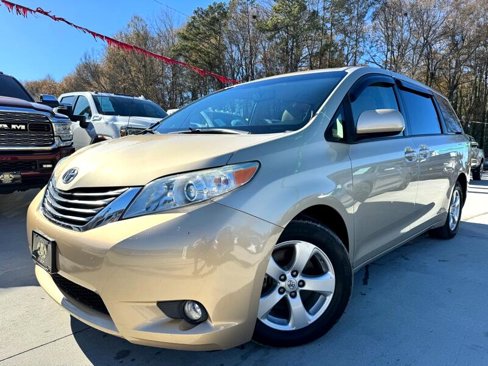 Used 2014 Toyota Sienna LE image 3