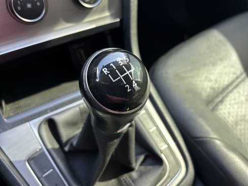 Used 2015 Volkswagen Golf S image 34