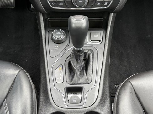 Used 2021 Jeep Cherokee Latitude Plus w/ Sun & Sound Group image 31