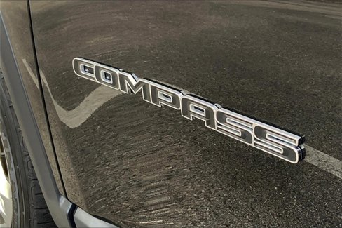 Used 2023 Jeep Compass Latitude image 30