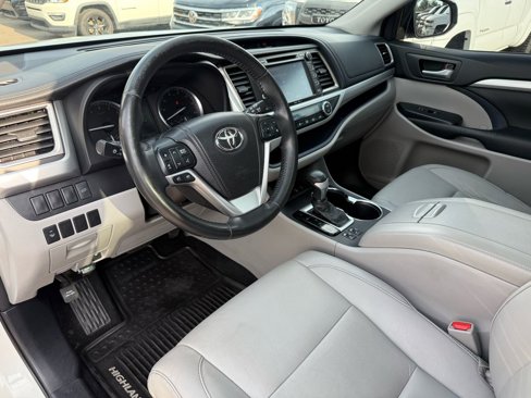 Used 2015 Toyota Highlander XLE image 2