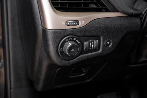 Used 2017 Jeep Cherokee Latitude w/ Comfort/Convenience Group image 39