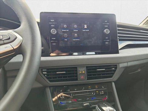 Certified 2025 Volkswagen Jetta SE image 14