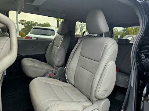 Used 2017 Toyota Sienna XLE Premium image 24