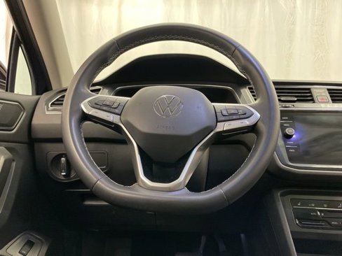 Used 2022 Volkswagen Tiguan SE w/ Panoramic Sunroof Package image 16