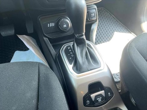 Certified 2022 Jeep Renegade Latitude w/ Convenience Group image 17