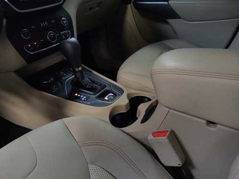 Used 2019 Jeep Cherokee Latitude w/ Cold Weather Group image 26
