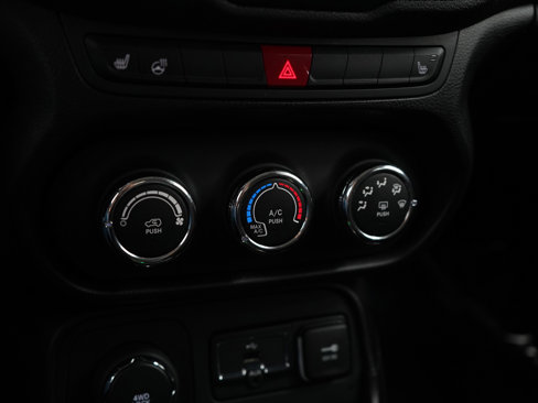 Used 2017 Jeep Renegade Latitude w/ Cold Weather Group image 21