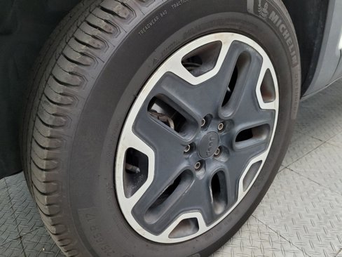 Used 2015 Jeep Renegade Trailhawk image 31