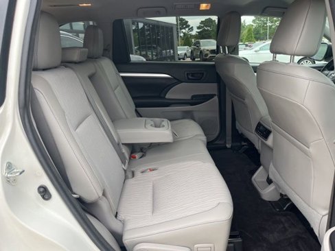 Used 2017 Toyota Highlander LE image 33
