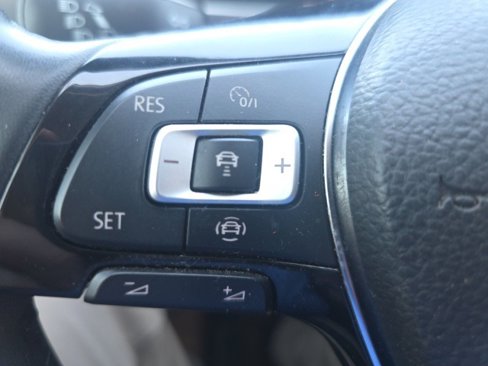 Used 2020 Volkswagen Tiguan SE image 17