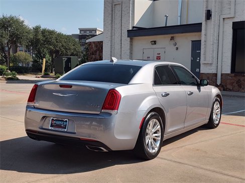 Used 2017 Chrysler 300 C image 4