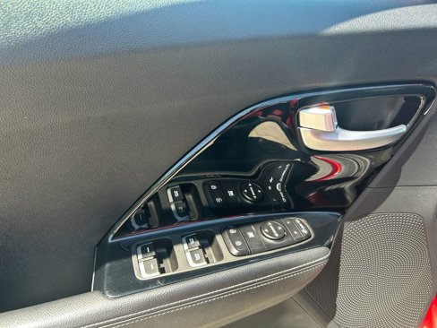 Used 2022 Kia Niro EX image 16