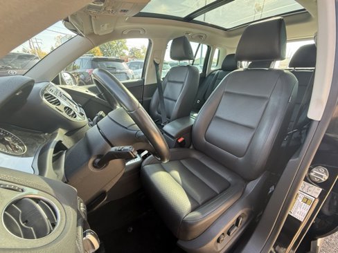 Used 2016 Volkswagen Tiguan SE image 10