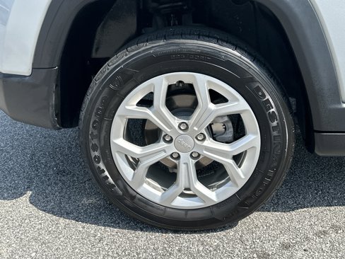 Used 2024 Jeep Compass Latitude image 17