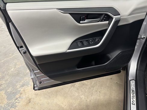 Used 2023 Toyota RAV4 Limited image 17