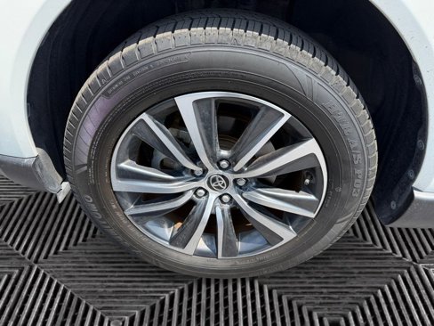 Certified 2022 Toyota Venza LE image 14