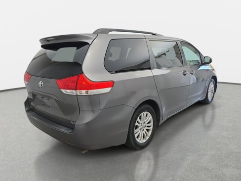 Used 2014 Toyota Sienna XLE image 5