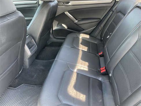 Used 2018 Volkswagen Passat 2.0T R-Line image 15