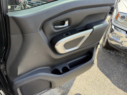 Used 2018 Nissan Titan PRO-4X w/ Pro-4x Convenience Package image 11