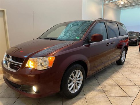 Used 2019 Dodge Grand Caravan SXT image 2